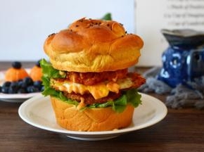 中间切开，底部抹一层薄薄的沙拉酱，依次放入生菜，鸡柳，煎蛋，鸡柳，生菜，沙拉酱