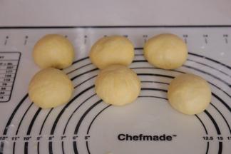 将面团等分6份，揉圆松弛20分钟