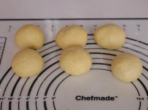 将面团等分6份，揉圆松弛20分钟