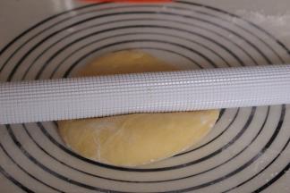 发酵好的面团排气