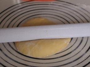 发酵好的面团排气