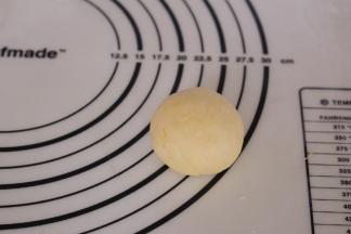 松弛好的面团再次排气