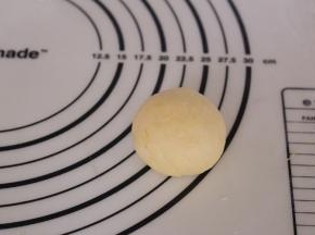 松弛好的面团再次排气