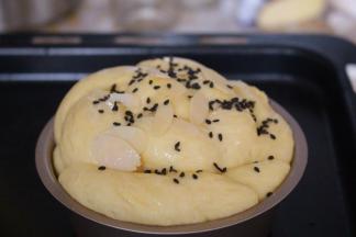 表面喷水，撒上黑芝麻和杏仁片