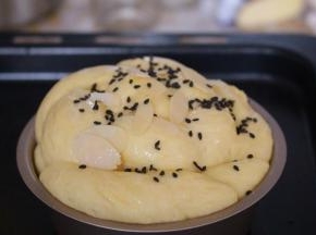 表面喷水，撒上黑芝麻和杏仁片