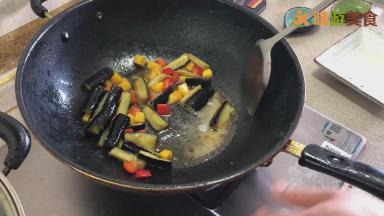 加入少量水淀粉，汤汁收浓后即可盛出