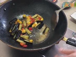 加入少量水淀粉，汤汁收浓后即可盛出