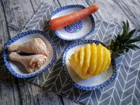 准备两个琵琶腿，半个菠萝，胡萝卜、玉米、豌豆粒。豌豆和玉米忘记拍了。