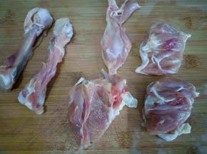 鸡腿洗净去骨。