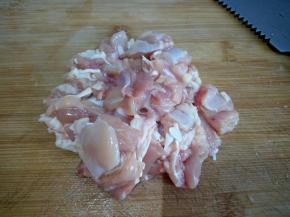 将鸡肉切成小块。