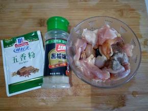 加入料酒、味极鲜、胡椒粉、五香粉、盐腌制20分钟。