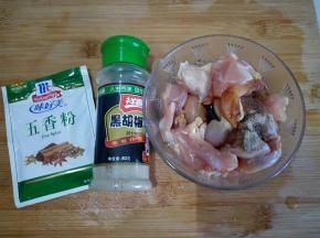 加入料酒、味极鲜、胡椒粉、五香粉、盐腌制20分钟。
