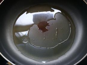 锅烧热，下入20克花生油。