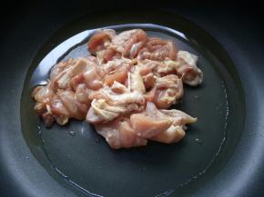 将腌好的鸡肉，倒入锅中。