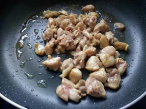 翻炒至鸡肉变色。
