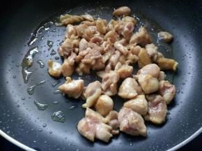 翻炒至鸡肉变色。