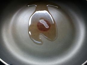 锅洗净烧热，下入10克花生油。