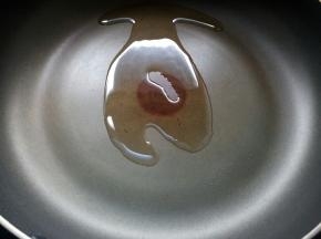 锅洗净烧热，下入10克花生油。