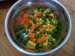 准备好胡萝卜，玉米，豌豆粒。