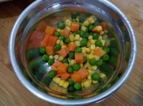 准备好胡萝卜，玉米，豌豆粒。