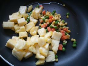 把杂粮粒和浸泡好的菠萝倒入锅中。