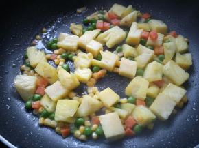 将菠萝炒出汁水。