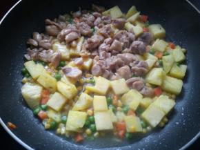 倒入鸡块，翻炒均匀。