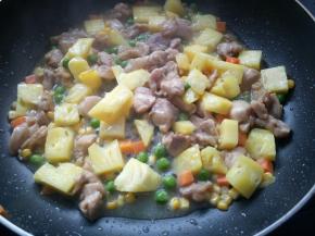 放少许盐翻炒均匀，即可关火。