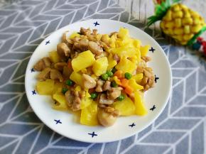 一道美味酸甜的菠萝鸡制作完成。