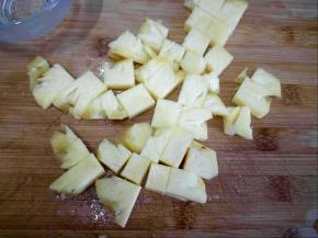 菠萝切小块，用温盐水浸泡15分钟。