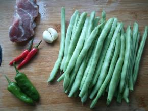 豆角洗净，摘去两头，准备好其他食材。