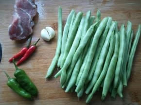 豆角洗净，摘去两头，准备好其他食材。