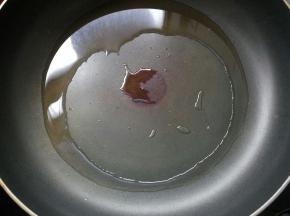 锅烧热后，下入20克花生油。