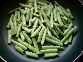 豆角放入锅中煸炒。（过程大约七、八分钟）