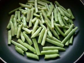 豆角放入锅中煸炒。（过程大约七、八分钟）