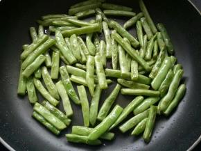 煸炒至表面起皱，装盘备用。