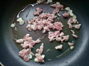 炒至肉片稍微变色。