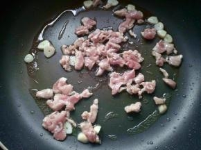 炒至肉片稍微变色。