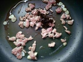 放入一勺豆瓣酱。