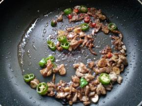 翻炒片刻，放入小米椒，余干椒。