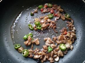 翻炒片刻，放入小米椒，余干椒。