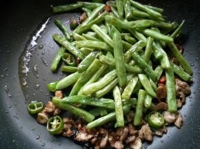 放入豆角，翻炒均匀。