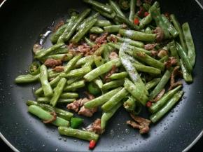 放少许盐，翻炒均匀关火。