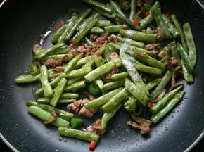 放少许盐，翻炒均匀关火。