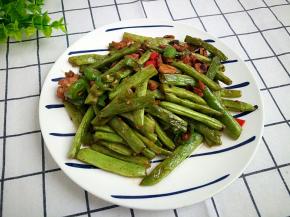一道美味的干煸豆角就做好了。