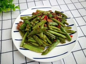 一道美味的干煸豆角就做好了。