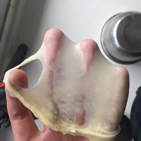 使用后糖后油法，将面团揉至扩展状态即可