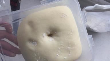 放至温暖环境中发酵至两倍大