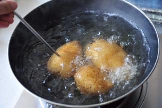 土豆洗净连皮一起放水里煮至可以轻松用筷子戳穿，水里可以放些盐