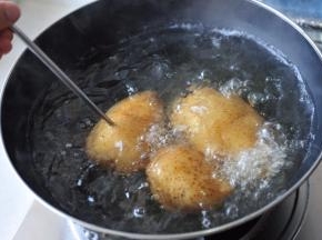 土豆洗净连皮一起放水里煮至可以轻松用筷子戳穿，水里可以放些盐